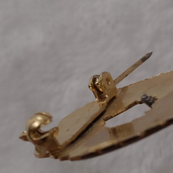 Vintage Christmas Wreath Brooch Red Bow Green Holly Gold Tone Holiday Pin - Picture 5 of 6